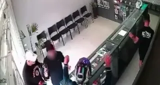 Imagem ilustrativa da imagem Comerciante reage a assalto em loja em Curitiba; suspeito e cliente morrem