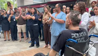 Imagem ilustrativa da imagem Delegado que teve perna amputada após ficar ferido em operação no RJ tem alta após 45 dias internado