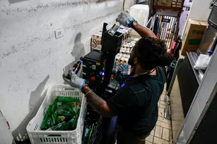 Imagem ilustrativa da imagem Descarte correto de garrafas é fundamental; projetos podem contribuir para segurança