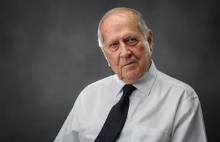 Imagem ilustrativa da imagem Do papel preso à gravata de Raymundo da Fonte nasceram fábricas e um legado inteiro