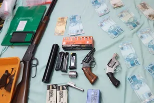 Imagem ilustrativa da imagem Gaeco faz operação contra tráfico de drogas, armas e vazamento de dados policiais