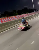 Imagem ilustrativa da imagem Influenciador que andou de moto aquática adulterada na Ponte Rio-Niterói é alvo de operação no RJ