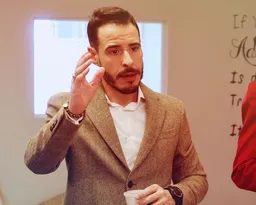 Imagem ilustrativa da imagem Polícia Civil cumpre mandado de busca e apreensão contra Thiago Schutz, o ‘Calvo da Campari’