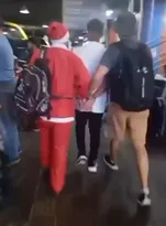 Imagem ilustrativa da imagem Policial vestido de Papai Noel prende foragido na rodoviária de Porto Alegre