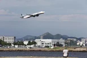 Imagem ilustrativa da imagem Prefeito do Rio critica mudanças em voos para o Santos Dumont; Anac rebate