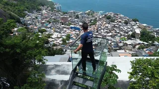 Imagem ilustrativa da imagem Prefeitura do Rio remove escada com ‘vista instagramável’ por risco de desabamento