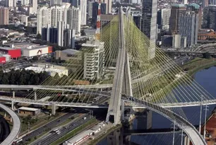 Imagem ilustrativa da imagem Proteção de avenida perfura carro em acidente na Zona Sul em SP