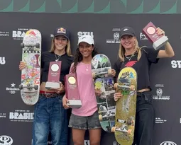 Imagem ilustrativa da imagem Rayssa Leal resolve na 1ª volta e é pentacampeã do STU Rio de skate street