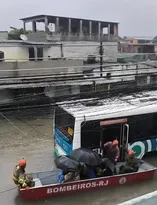 Imagem ilustrativa da imagem Resgate de bote e passageiros ilhados em ônibus: veja imagens do caos no Rio após temporal