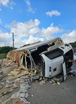 Imagem ilustrativa da imagem Três motociclistas morrem atingidos por reboque de caminhão na BR-101