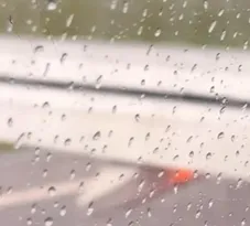 Imagem ilustrativa da imagem Vídeo: Turbina de avião pega fogo antes de decolagem em Santa Catarina: ‘Fiquei com muito medo’