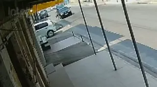 Imagem ilustrativa da imagem Vídeo: homem é preso suspeito de tentar matar a própria filha ao arrastá-la com carro em movimento