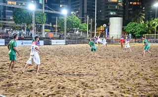 Imagem ilustrativa da imagem Vitória e Cruzeiro protagonizam duelo de gigantes no futebol de areia em Camburi