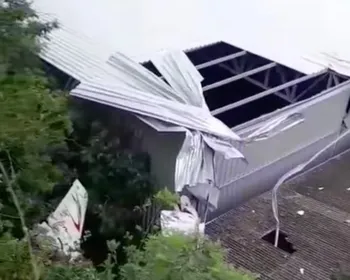 Imagem ilustrativa da imagem Avião de pequeno porte cai em galpão de oficina em Guarapari, no Espírito Santo