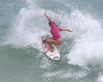 Imagem ilustrativa da imagem Brasileira é atingida por água-viva em eliminação do Mundial Júnior de Surfe