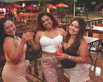 Imagem ilustrativa da imagem Noitada sem fim: jovens mantêm viva a tradição de curtir a noite