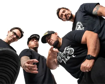 Imagem ilustrativa da imagem Raimundos abre show do Guns N’ Roses em apresentação histórica no Espírito Santo