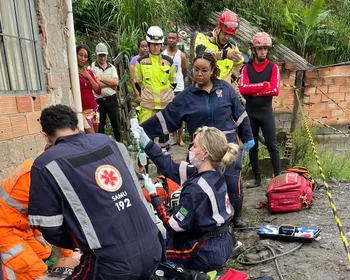 Imagem ilustrativa da imagem Temporais causam alagamentos e estragos em MG; criança é soterrada após muro desabar sobre casa