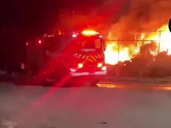 Imagem ilustrativa da imagem Incêndio atinge depósito com materiais recicláveis na Serra