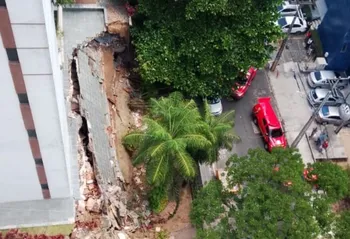 Imagem ilustrativa da imagem Marquise de prédio residencial desaba no bairro do Espinheiro, no Recife