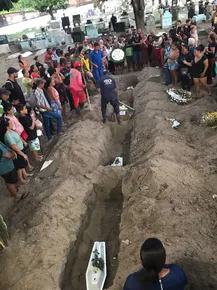 Imagem ilustrativa da imagem Comoção no Recife no enterro de mãe e quatro filhos mortos pelo marido