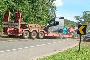 Imagem ilustrativa da imagem Acidente com duas vítimas fatais interdita BR-101 em Fundão