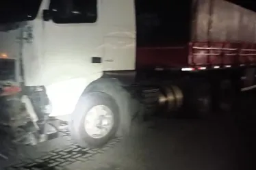 
          Imagem ilustrativa da imagem Acidente entre carreta e ônibus deixa feridos na BR-232, em Moreno
          