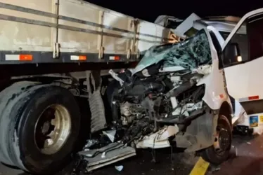 
          Imagem ilustrativa da imagem Acidente entre carreta e van com estudantes deixa um morto e 14 feridos no RS
          