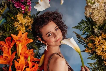 
          Imagem ilustrativa da imagem Aline Maria entre flores, espinhos e música em álbum
          