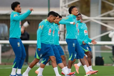 Imagem ilustrativa da imagem Ancelotti mantém base com 4-2-4 e testa Militão na lateral da seleção