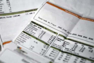 Imagem ilustrativa da imagem Aneel mantém bandeira vermelha 1 na conta de luz em novembro