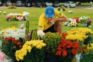 Imagem ilustrativa da imagem Antonelli faz visita a túmulo de Ayrton Senna às vésperas do GP de São Paulo de F-1