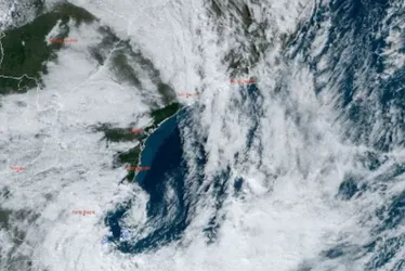 Imagem ilustrativa da imagem Após causar ventos acima de 100 km/h, ciclone perde força e se distancia do litoral