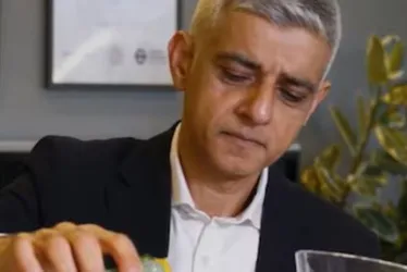 
          Imagem ilustrativa da imagem Após viralizar ao chamar Guaraná de 'horrível', prefeito de Londres muda de opinião
          