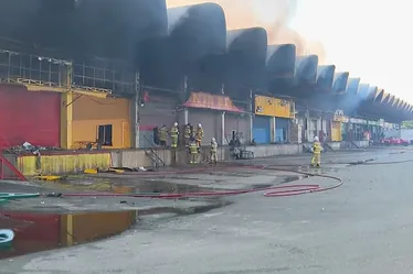 
          Imagem ilustrativa da imagem Atingida por incêndio, Ceasa ‘Grande Rio’ é a maior central de abastecimento do Estado
          