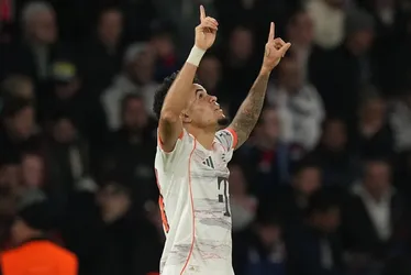 Imagem ilustrativa da imagem Bayern bate PSG na França e mantém 100% na Liga dos Campeões