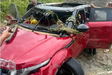 
          Imagem ilustrativa da imagem Bebê e casal de estrangeiros são encontrados mortos após carro de luxo ser arrastado por enxurrada
          