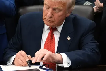 Imagem ilustrativa da imagem Boa notícia para o ES, Trump reduz tarifa de produtos brasileiros