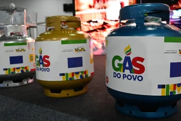 
          Imagem ilustrativa da imagem Caixa distribui vale recarga do Gás do Povo em dez capitais; veja quais são
          