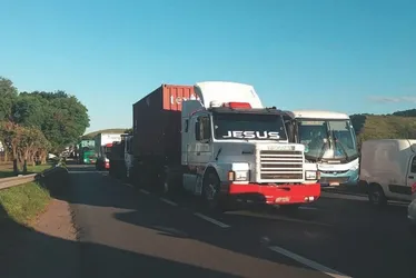 
          Imagem ilustrativa da imagem Caminhoneiros dizem que vão cruzar os braços a partir desta quinta-feira
          