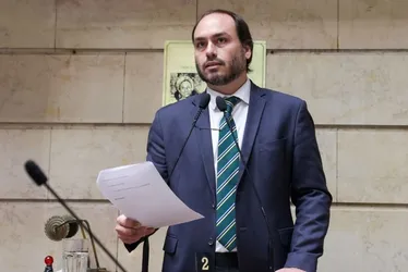 
          Imagem ilustrativa da imagem Carlos Bolsonaro anuncia renúncia do mandato de vereador pelo Rio e ida para SC
          