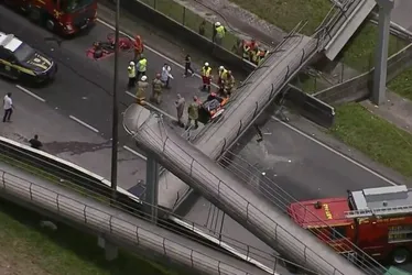 Imagem ilustrativa da imagem Carreta derruba passarela no Rio e motorista de carro morre esmagado pela estrutura