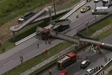 Imagem ilustrativa da imagem Carreta derruba passarela no Rio e motorista de carro morre esmagado pela estrutura