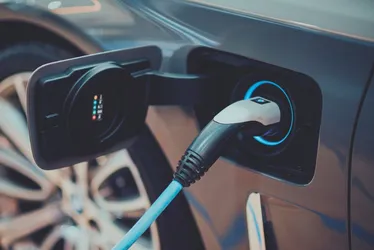 Imagem ilustrativa da imagem Carro elétrico: novas regras para carregar baterias em condomínios