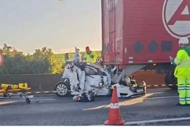 Imagem ilustrativa da imagem Carro fica esmagado entre carretas em acidente com ao menos 3 mortos no PR