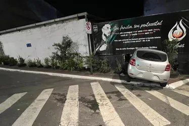 Imagem ilustrativa da imagem Carro invade muro de igreja e causa estrago