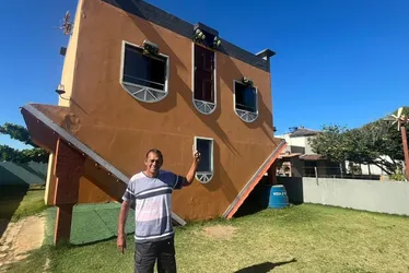 Imagem ilustrativa da imagem Casa de cabeça para baixo em Guriri amplia horário de visitação