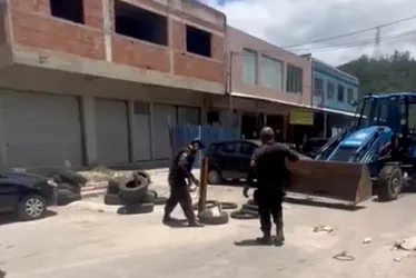 Imagem ilustrativa da imagem ‘Barricada Zero’: Rio tem quase 14 mil barreiras e Castro anuncia operação em 11 cidades do Estado