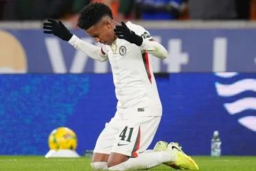 Imagem ilustrativa da imagem Chelsea elimina Wolves em jogaço de 7 gols e cavadinha de Estêvão