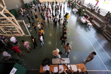 Imagem ilustrativa da imagem Chilenos vão às urnas em pleito com voto obrigatório para definir sucessor de Boric